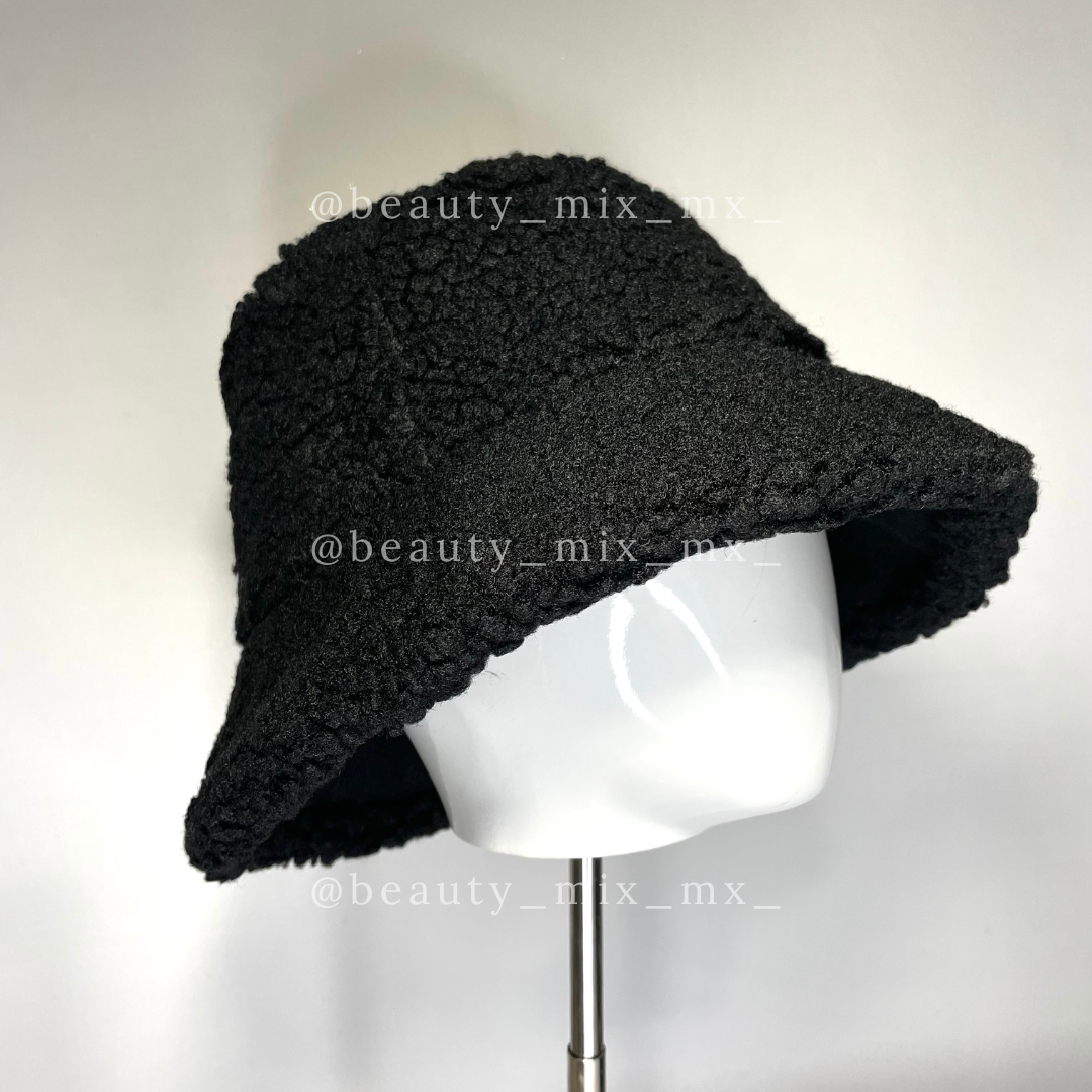 Bucket hat reversible pana/borreguito color negro